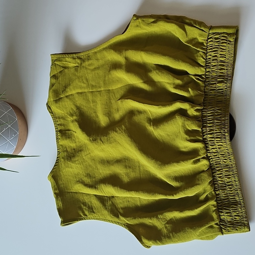 NWOT Olive Green Sleeveless Crop Top With Wooden Buckle - Picture 4 of 5